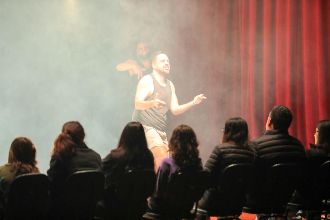 Imagem: apresentação cultural no Cine Teatro Iguassu